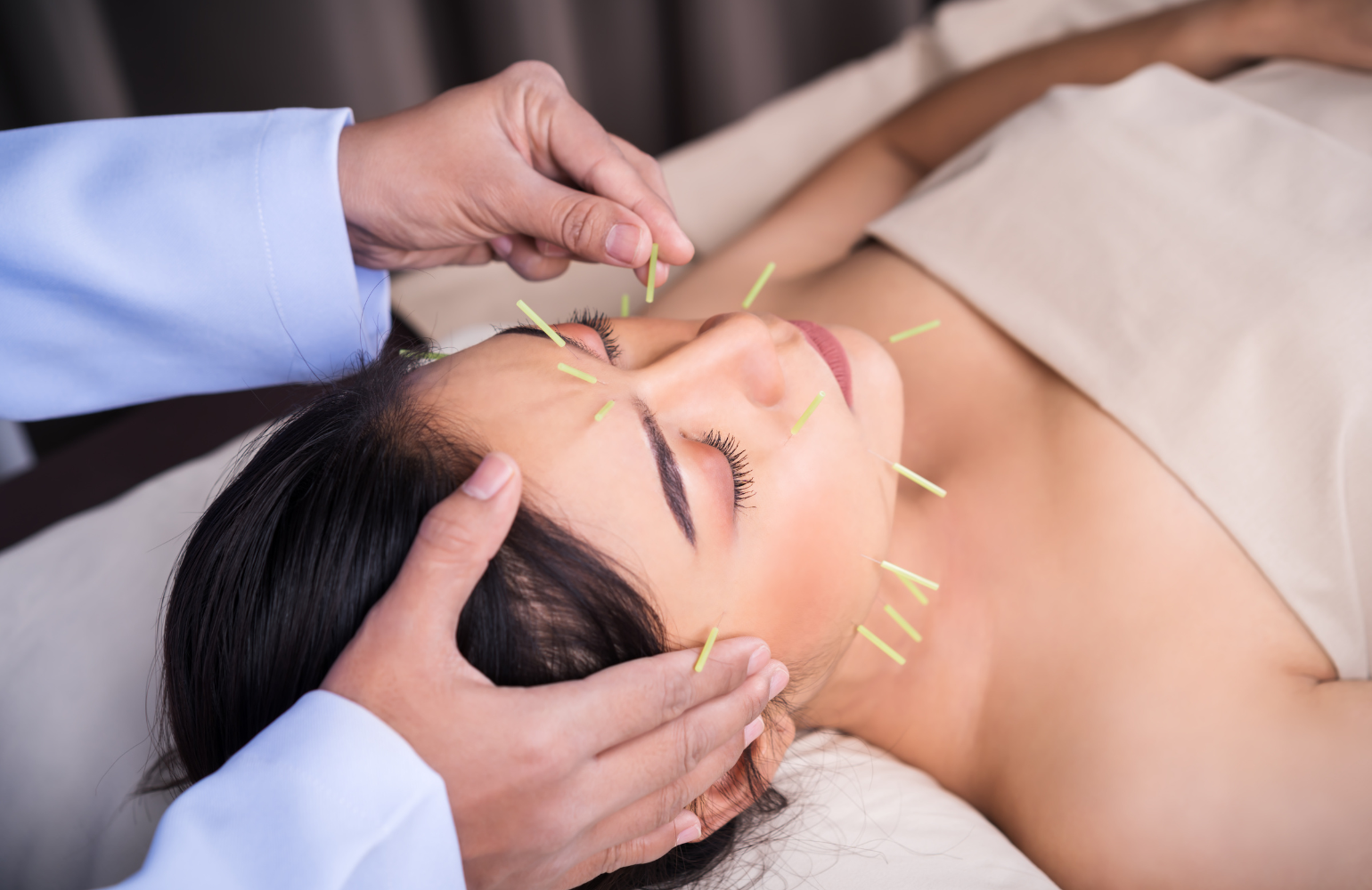 針灸本身已有數千年的歷史,被廣泛應用於治療各種疾病及改善身體機能,美顏針灸則是將這一項傳統技術應用於美容領域,經由在面部的特定穴位及肌肉位置進行針灸,來達到放鬆筋膜肌肉、提升皮膚狀態、改善面部輪廓等效果。