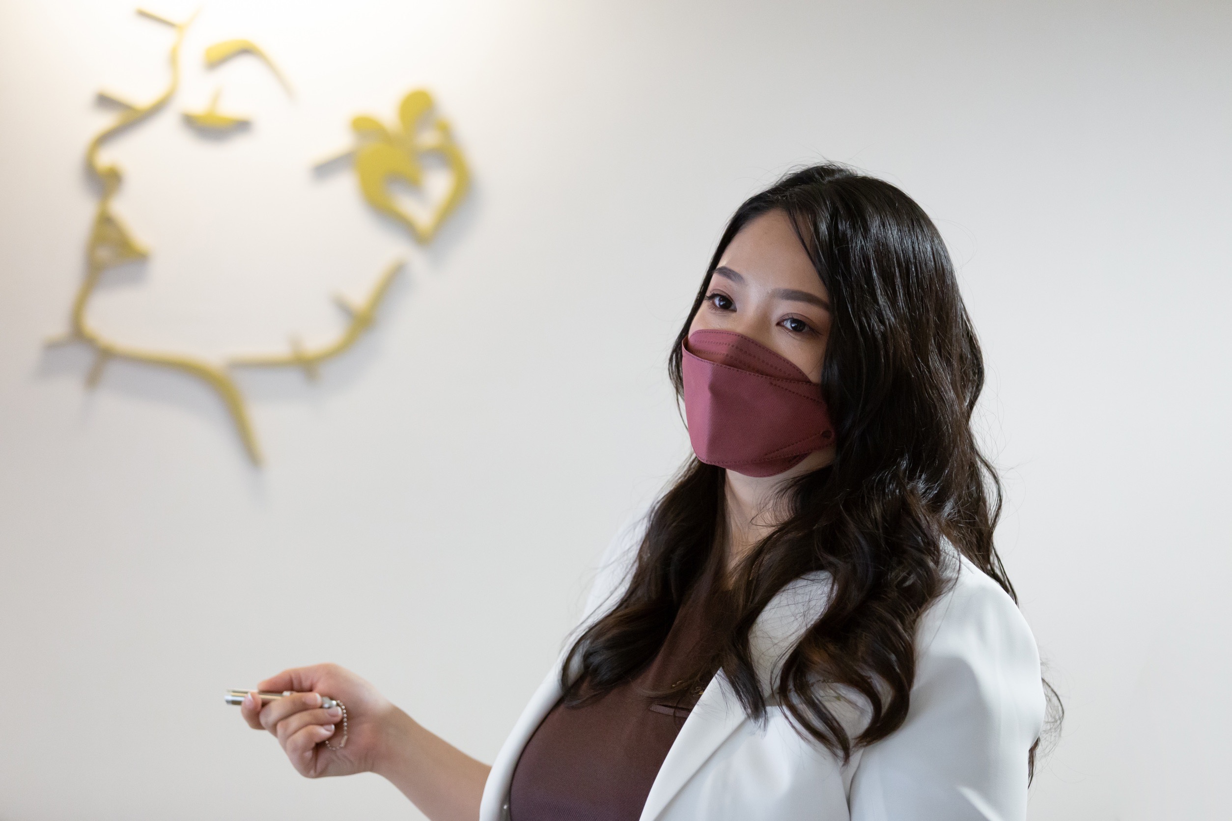 在這個重視「自然美」的時代，中醫美容以安全、穩定等特點，逐漸成為許多診所的特色服務項目，同時也有不少醫師、中醫診所，在學習美顏針灸技術後，不確定怎麼把這門技術發揮到最好，為顧客提供更全面的服務。
為此，芯泉美妍特別推出「美顏專診培訓顧問」項目，不僅針對醫師、諮詢師、美容師進行全面培訓，更提供完善的流程設計，從頭開始建立標準化服務，希望能幫助各診所建構出值得信賴的美顏專診，現在就讓我們一起來看看吧！